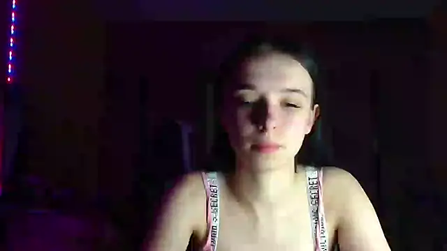 Snapshot of Emilia_Light chatting on April 4, 2026, 7:42 pm Emilia Light online show from April 4, 2026, 7:42 pm