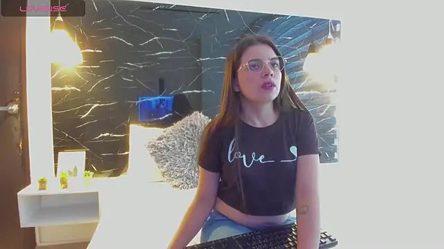 ZOE LE online show from October 21, 2025, 11:42 am