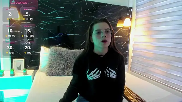 ZOE LE online show from November 4, 2025, 11:47 am