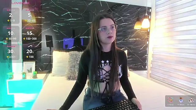 ZOE LE online show from November 10, 2025, 11:37 am