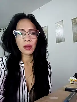 YaraDuartee online show from November 7, 2025, 5:06 pm