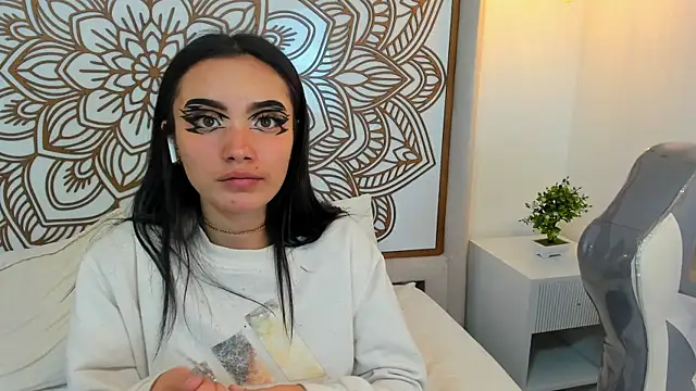 Daphne Nicolle online show from October 18, 2025, 2:08 pm