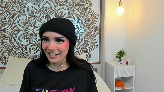 Daphne Nicolle online show from October 15, 2025, 7:33 pm