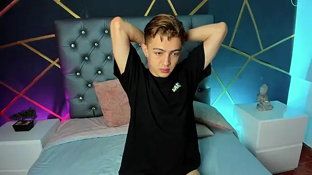 Lian Miller1  online show from October 21, 2025, 12:26 pm