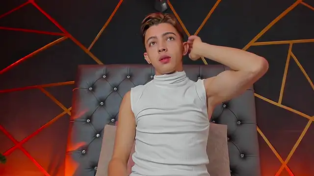 Lian Miller1  online show from November 15, 2025, 12:42 pm