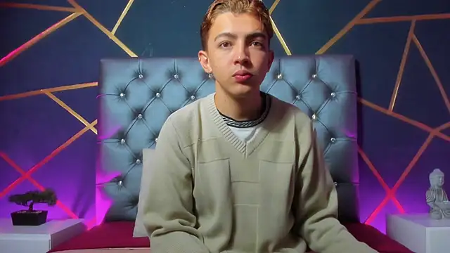 Lian Miller1  online show from October 30, 2025, 12:25 pm