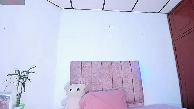 Mila 1wood online show from April 25, 2026, 1:41 pm