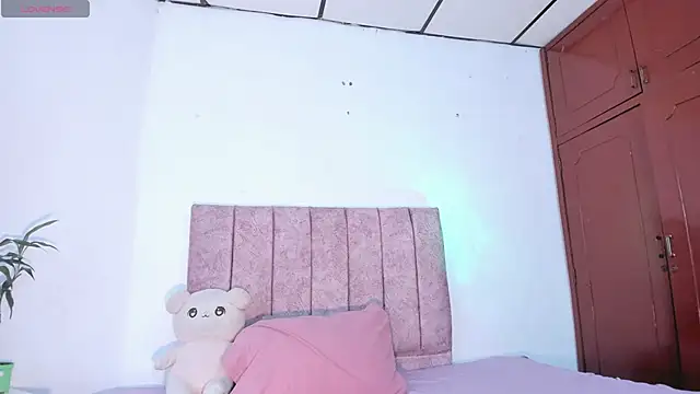 Mila 1wood online show from April 25, 2026, 1:36 pm