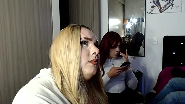 Redvelvett22 online show from November 11, 2025, 4:40 am