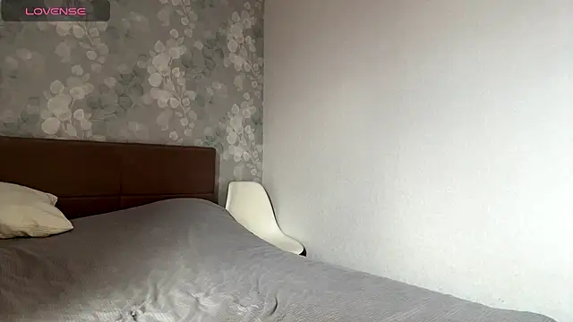 MIA SHADE online show from November 25, 2025, 8:03 am