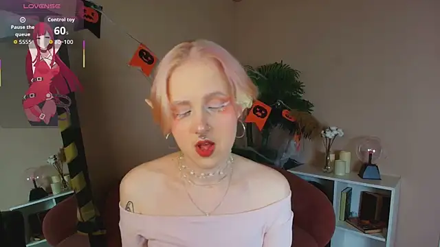 luna son online show from November 1, 2025, 9:52 pm