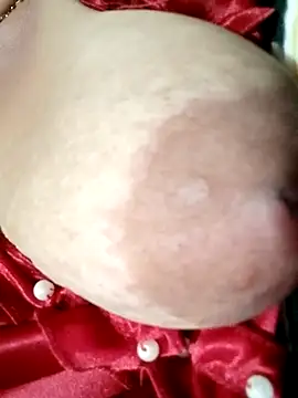 Hotmommax online show from October 28, 2025, 7:13 pm