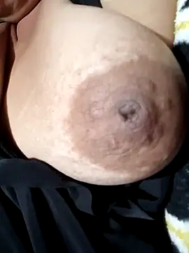 Hotmommax online show from February 13, 2026, 8:20 pm