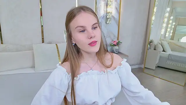 Lili Lohan online show from May 13, 2026, 5:03 am