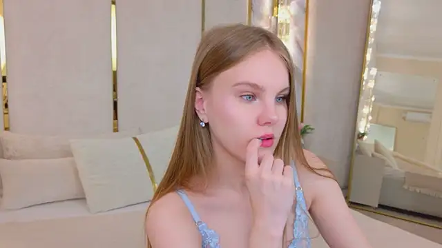 Lili Lohan online show from June 14, 2026, 5:08 am