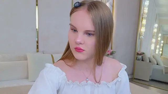 Lili Lohan online show from June 21, 2026, 5:02 am