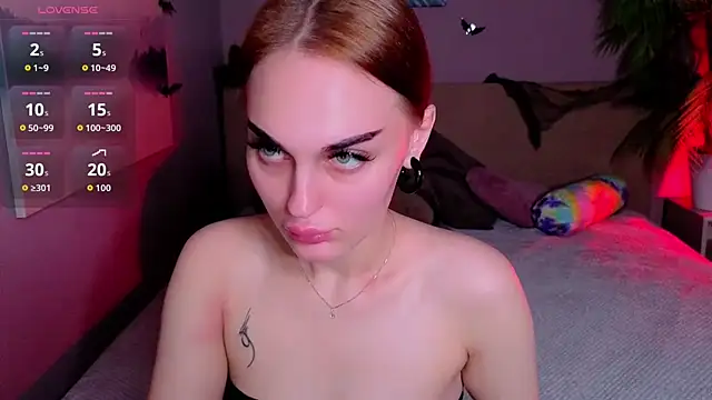 Snapshot of emlymur chatting on October 29, 2025, 3:55 pm emlymur online show from October 29, 2025, 3:55 pm