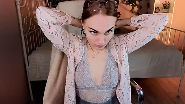 Snapshot of emlymur chatting on October 2, 2025, 8:23 pm emlymur online show from October 2, 2025, 8:23 pm