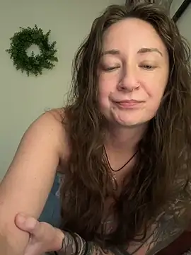 Snapshot of Peachy4986 chatting on May 17, 2026, 12:32 am Peachy4986 online show from May 17, 2026, 12:32 am