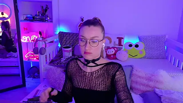 MysticRoxanne online show from December 1, 2025, 8:15 am