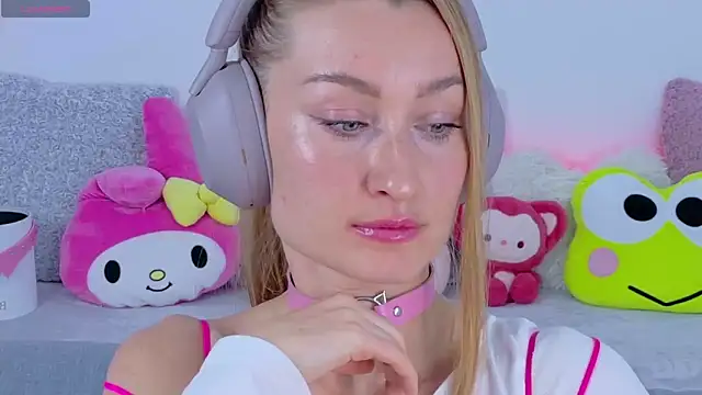 MysticRoxanne online show from November 17, 2025, 8:29 am