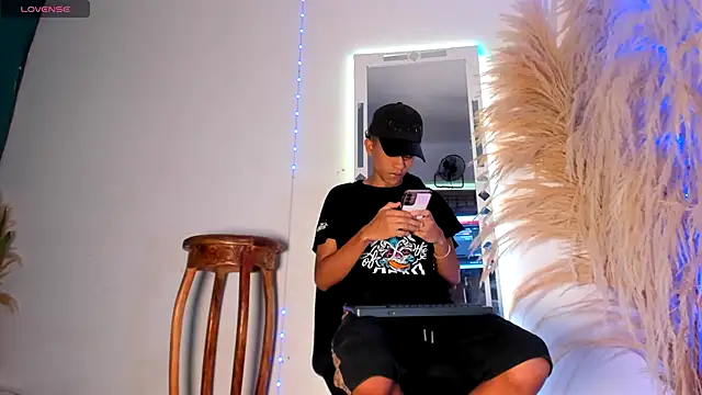 Snapshot of milo_crave chatting on October 8, 2025, 12:39 pm milo crave online show from October 8, 2025, 12:39 pm