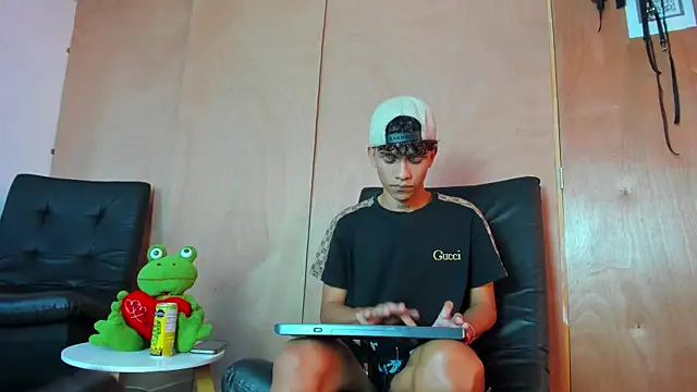 Snapshot of milo_crave chatting on October 6, 2025, 8:42 pm milo crave online show from October 6, 2025, 8:42 pm