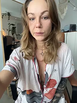 MiraLuna online show from November 28, 2025, 1:22 pm