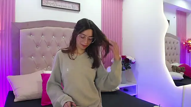 MarinetteLux online show from March 12, 2026, 8:35 pm