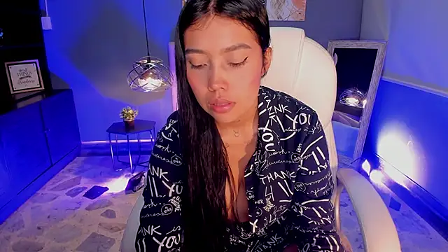 Juliieta Evans online show from October 18, 2025, 8:33 pm
