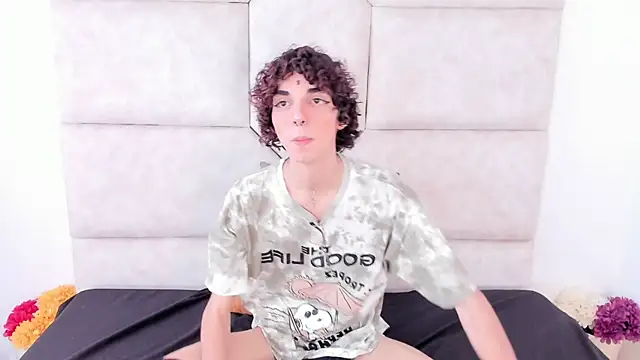 Snapshot of Scaarlett_22_ chatting on October 18, 2025, 5:59 pm Scaarlett 22  online show from October 18, 2025, 5:59 pm