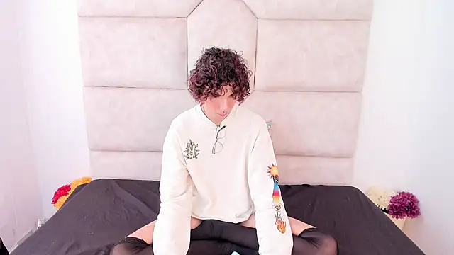 Snapshot of Scaarlett_22_ chatting on October 19, 2025, 5:26 pm Scaarlett 22  online show from October 19, 2025, 5:26 pm