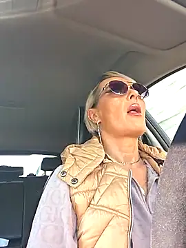 KirraWhite online show from November 3, 2025, 7:35 am