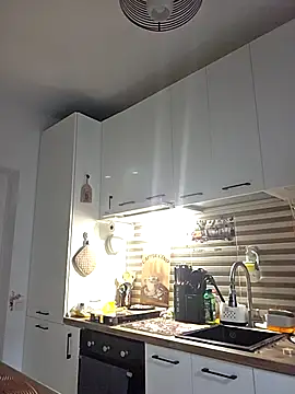 KirraWhite online show from October 30, 2025, 4:37 pm