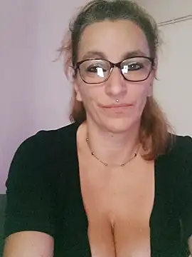 Fifi83Bell online show from November 26, 2025, 3:01 pm