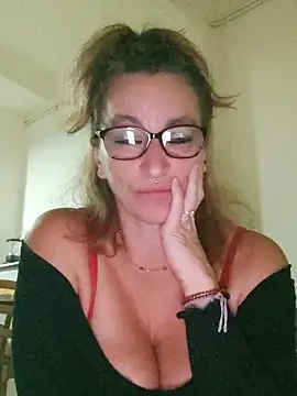 Fifi83Bell online show from November 25, 2025, 7:25 pm