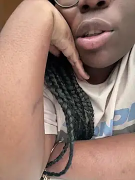 nanaisbackk online show from November 23, 2025, 1:32 pm