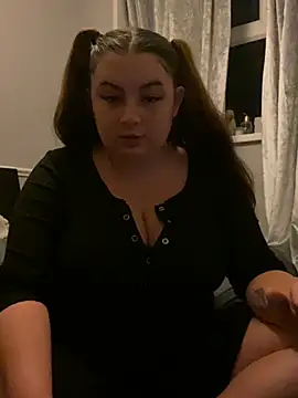 MadelineLeah online show from July 29, 2026, 11:59 pm