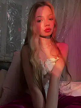  Siennaaa  online show from February 24, 2026, 9:37 pm