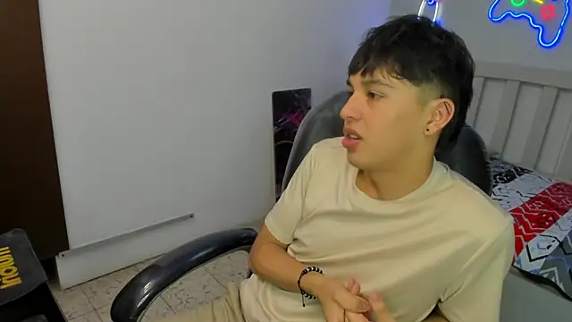 StiwenTwink online show from November 12, 2025, 2:10 pm