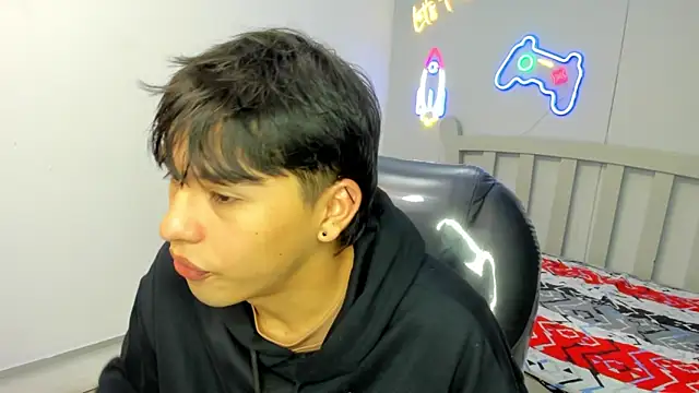 StiwenTwink online show from October 24, 2025, 1:21 pm