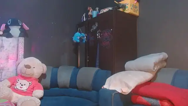 Snapshot of kendall_cherry_ chatting on October 11, 2025, 2:45 am kendall cherry  online show from October 11, 2025, 2:45 am