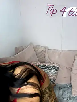 LolaReaX online show from December 5, 2025, 6:45 am