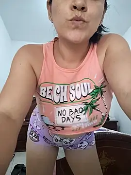 Snapshot of LindaSalo33 chatting on October 5, 2025, 5:58 pm LindaSalo33 online show from October 5, 2025, 5:58 pm
