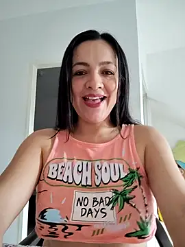 Snapshot of LindaSalo33 chatting on October 15, 2025, 7:00 pm LindaSalo33 online show from October 15, 2025, 7:00 pm