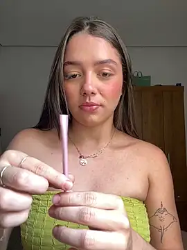 luiza barcelos online show from October 13, 2025, 1:23 pm