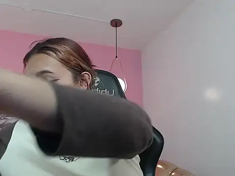 mia foster t online show from October 10, 2025, 12:33 am