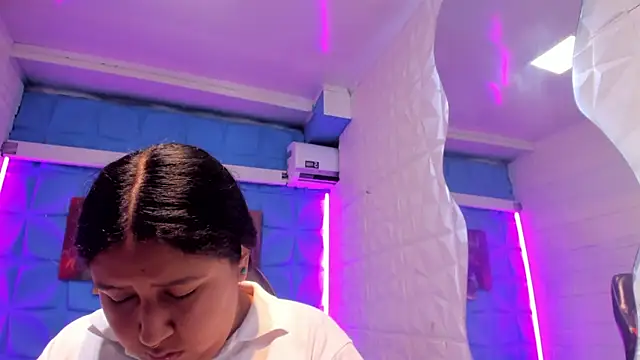 DulcineaSaenz online show from October 18, 2025, 8:33 pm