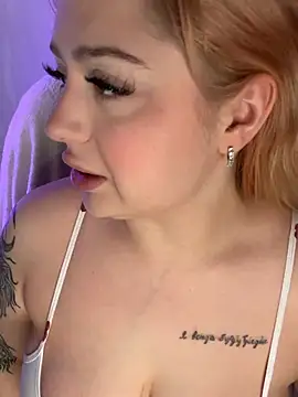 KellyMoors online show from April 6, 2026, 1:23 am