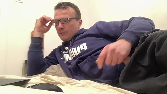 viktor1992-1-1 online show from February 14, 2026, 9:59 pm